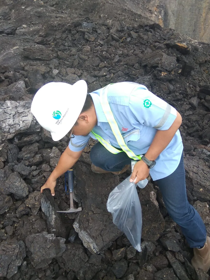 Pengambilan Sample Batubara di Area PIT Tambang di Kalimantan Timur